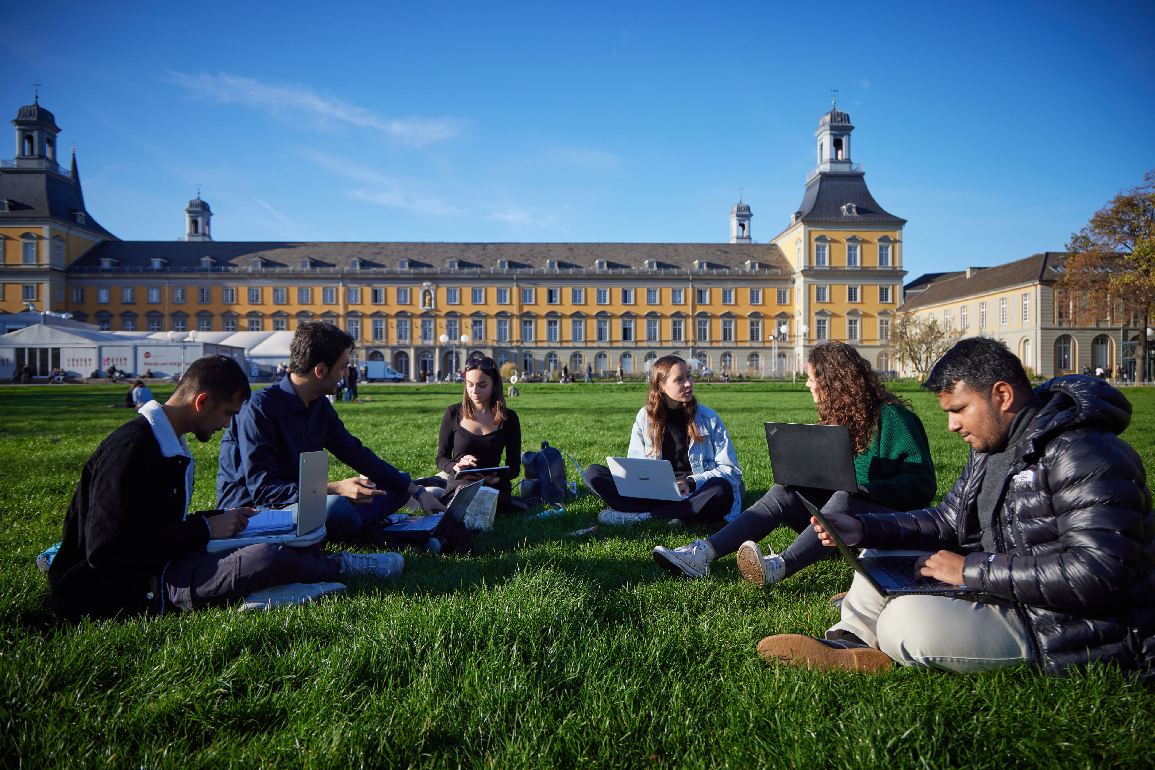 Studierende im Hofgarten.jpg